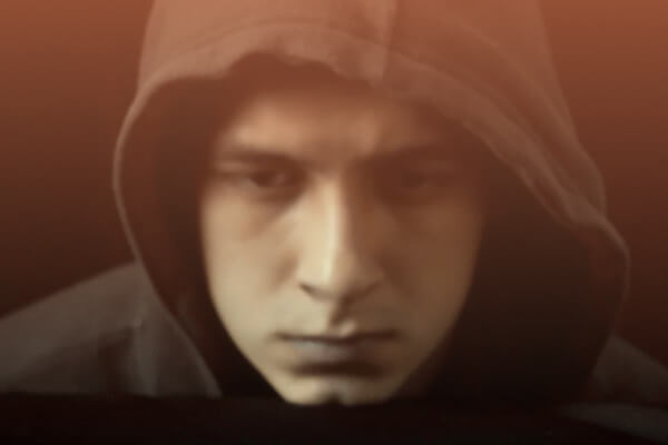 Мужчина в капюшоне